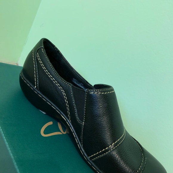 selling shoes because I purchased the wrong size - Picture 3 of 4